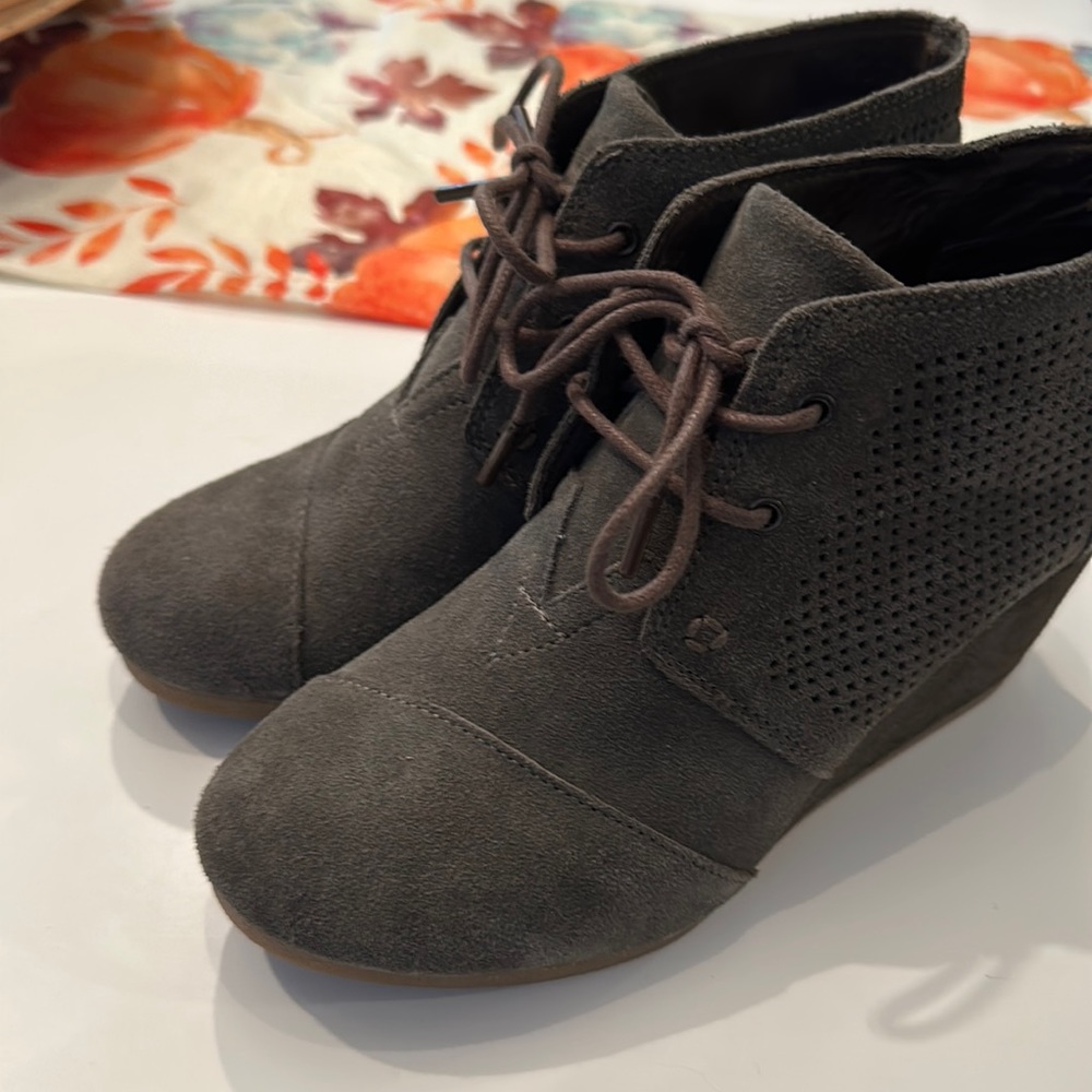 Suede boots—Toms